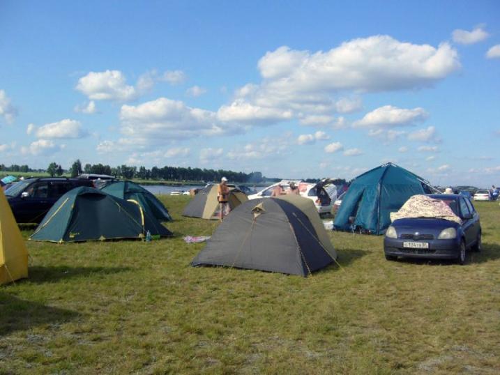 На территории кемпинга оборудованы места для палаток и автомобилей