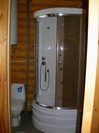 Туалетная комната оборудована душевой кабиной